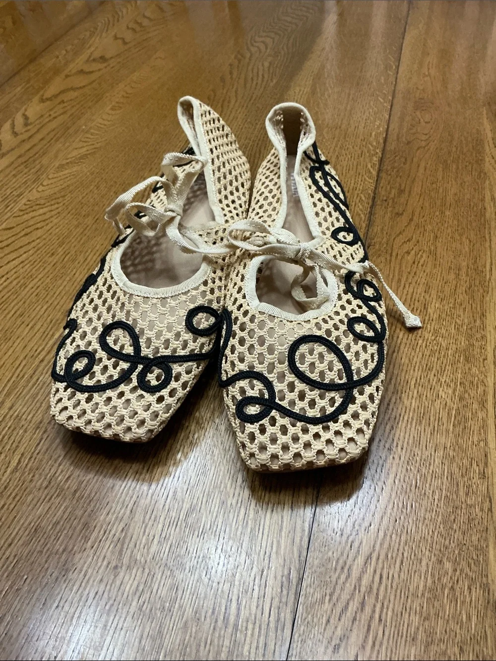 Woman’s Margot Sq toe mesh tan flats with black design. Size 41. Tie. Like new!